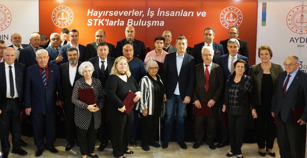 Bakan Selçuk, Aydın’da 42 eğitim gönüllüsünü onurlandırdı 