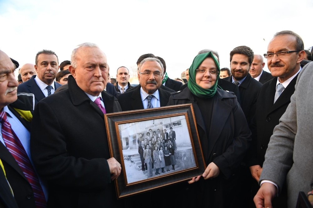 Bakan Selçuk doğduğu topraklarda vatandaşlarla buluştu 