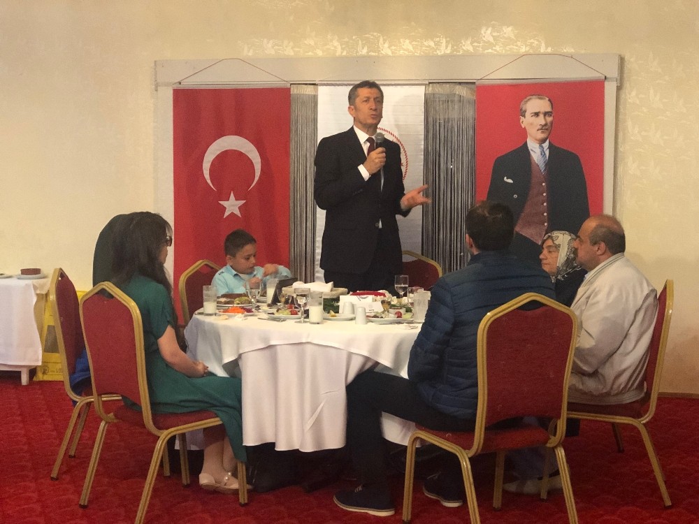Bakan Selçuk iftarda şehit aileleri ile bir araya geldi 