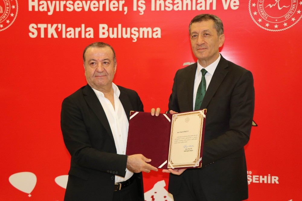 Bakan Selçuk okul yaptıran hayırseverlerle bir araya geldi 