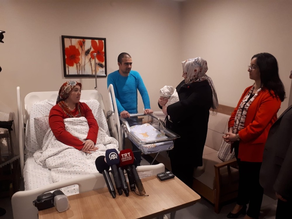 Bakan Selçuk yeni yılın ilk bebeğine 
