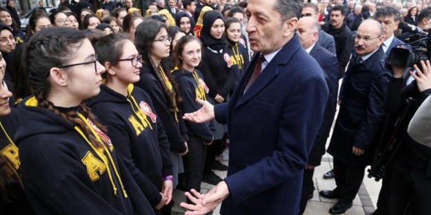 Bakan Selçuk'la öğrenciler arasında güldüren diyalog! 'Müdür mü büyük ben mi?'