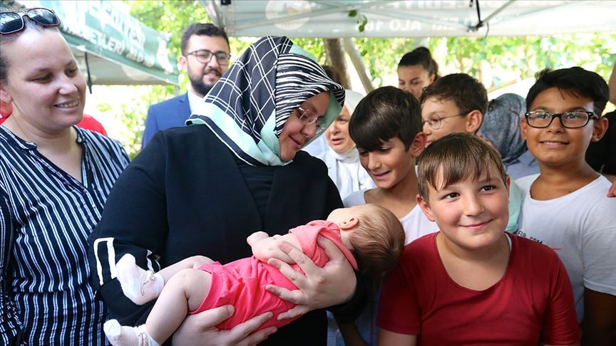 Bakan Selçuk'tan selde hayatını kaybedenlerin yakınlarına ziyaret