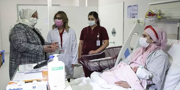 Bakan Selçuk'tan yeni yılın ilk bebeklerine ziyaret