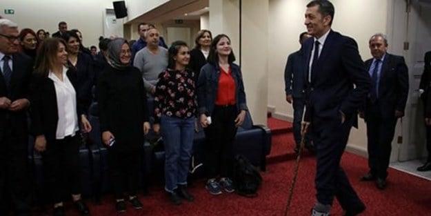 Bakan Selçuk'un ayağı kırıldı, törene bastonla geldi
