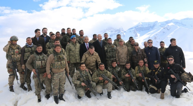 Bakan Soylu, askeri üs bölgelerini ziyaret etti