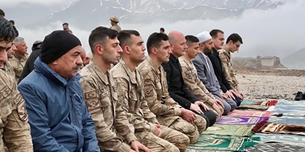 Bakan Soylu, bayram namazını Zirvin Tepe Üs Bölgesi'ndeki Mehmetçikle beraber kıldı
