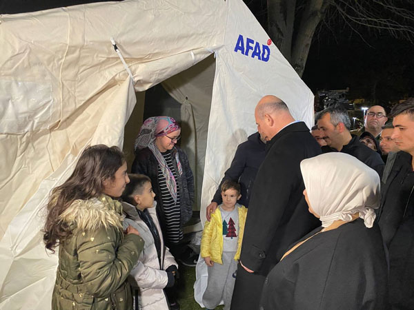 Bakan Soylu, çadırlarda kalan vatandaşları ziyaret etti