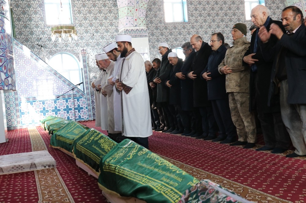 Bakan Soylu depremde ölenlerin cenaze törenine katıldı 