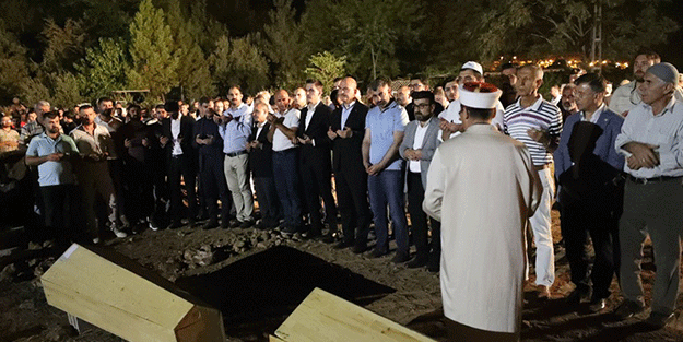 Bakan Soylu, Derik'teki kazada ölenlerin yakınlarını ziyaret etti, cenaze törenine katıldı