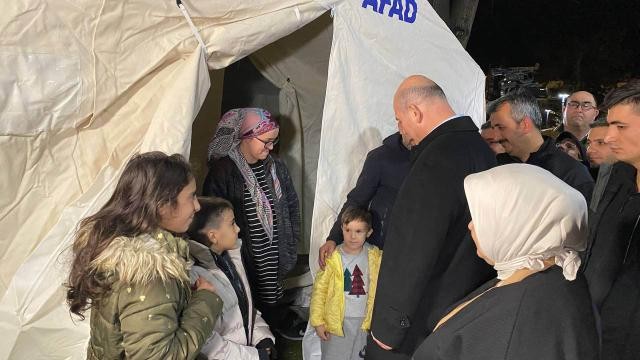 Bakan Soylu, Düzce'de çadırlarda kalan vatandaşları ziyaret etti