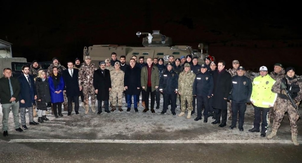 Bakan Soylu, jandarma ve polis kontrol noktasında güvenlik güçlerinin yeni yılını kutladı 
