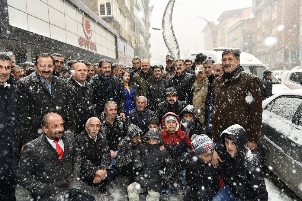 Bakan Soylu kar yağışı altında esnafı ziyaret etti 
