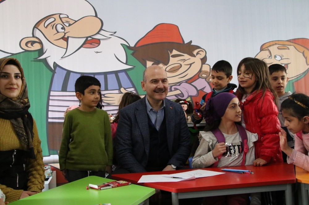 Bakan Soylu, konteyner kentte çocuklarla bir araya geldi 