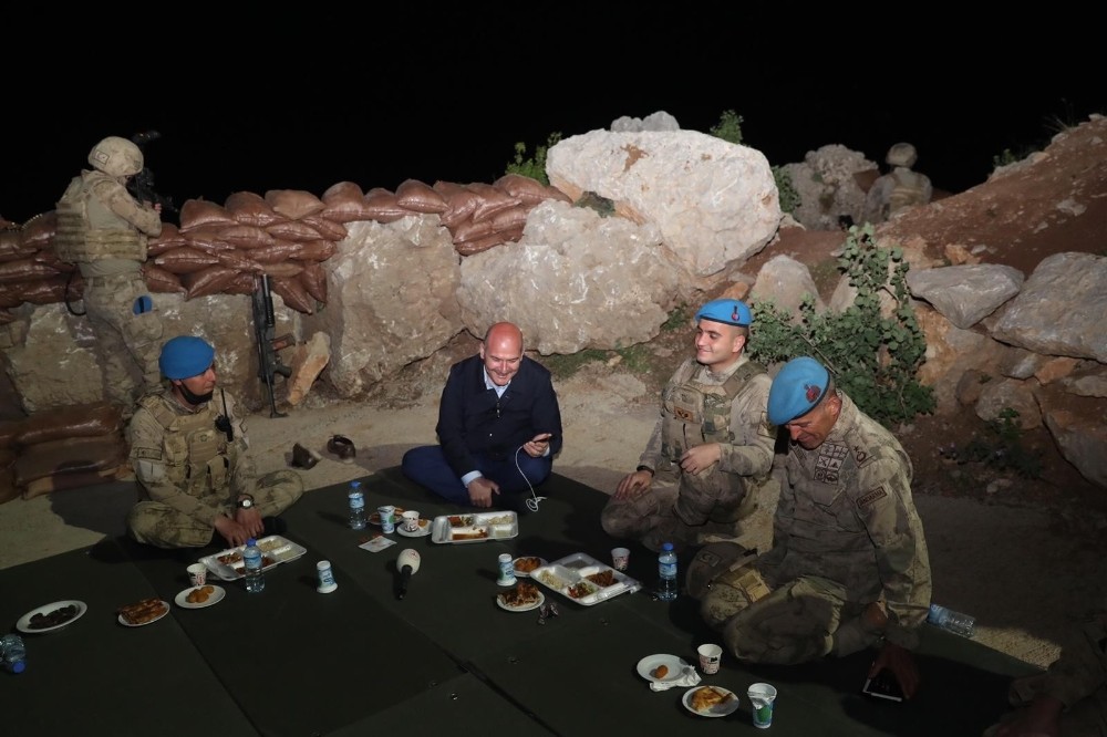 Bakan Soylu Namaz Dağı’nda askerlerle iftar açtı 