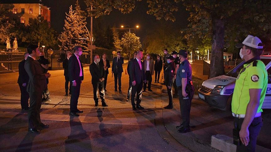 Bakan Soylu polis kontrol noktasını ziyaret edip Jandarma Harekat Merkezi'nde incelemelerde bulundu