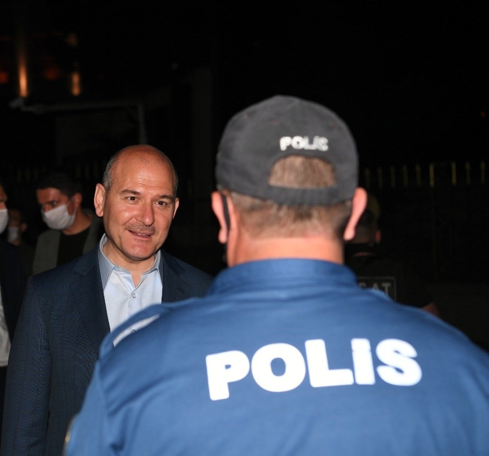 Bakan Soylu polis kontrol noktasını ziyaret etti. 