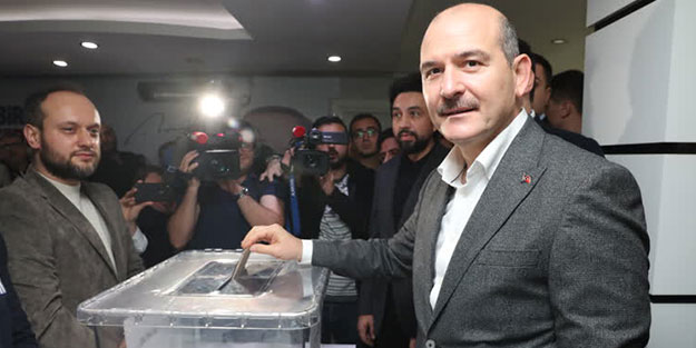 Bakan Soylu sandık başında