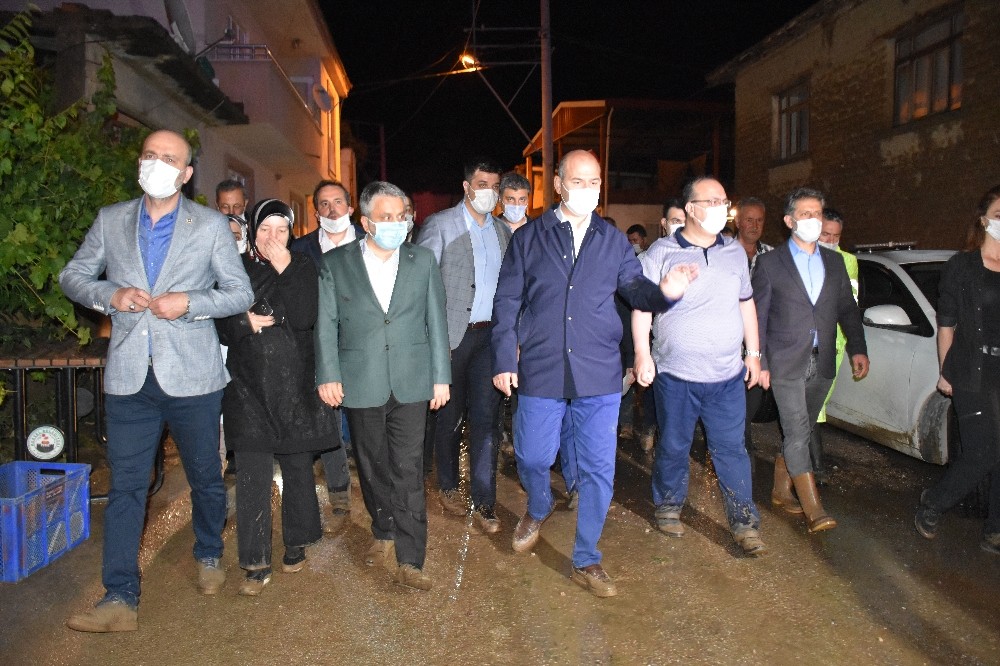 Bakan Soylu sel sularının altında kalan Dudaklı Köyü’nde incelemelerde bulundu 