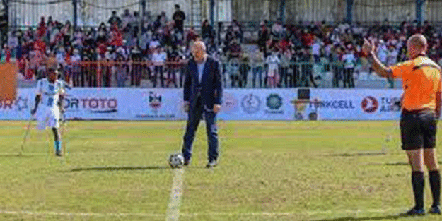 Bakan Soylu, Şırnak'taki futbol maçının başlama vuruşunu yaptı