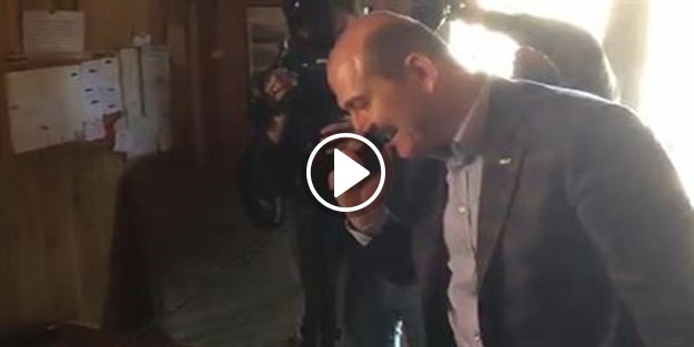 Bakan Soylu taksi durağına gelen telefonu cevapladı