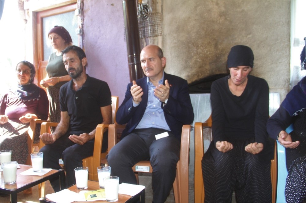 Bakan Soylu, terör kurbanı 2 kardeşin ailesini ziyaret etti 