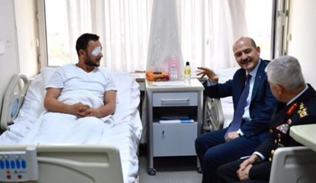 Bakan Soylu’dan tedavi gören askerlere ziyaret
