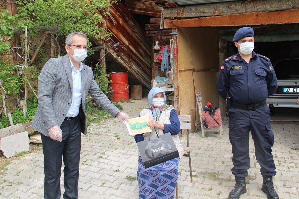 Bakan Soylu’nun hediyelerini Kaymakam Pişkin annelere ulaştırdı 
