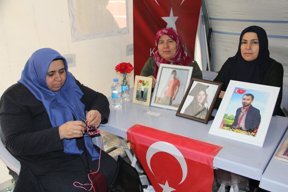 Bakan Soylu’nun ziyareti evlat nöbetindeki aileleri umutlandırdı 