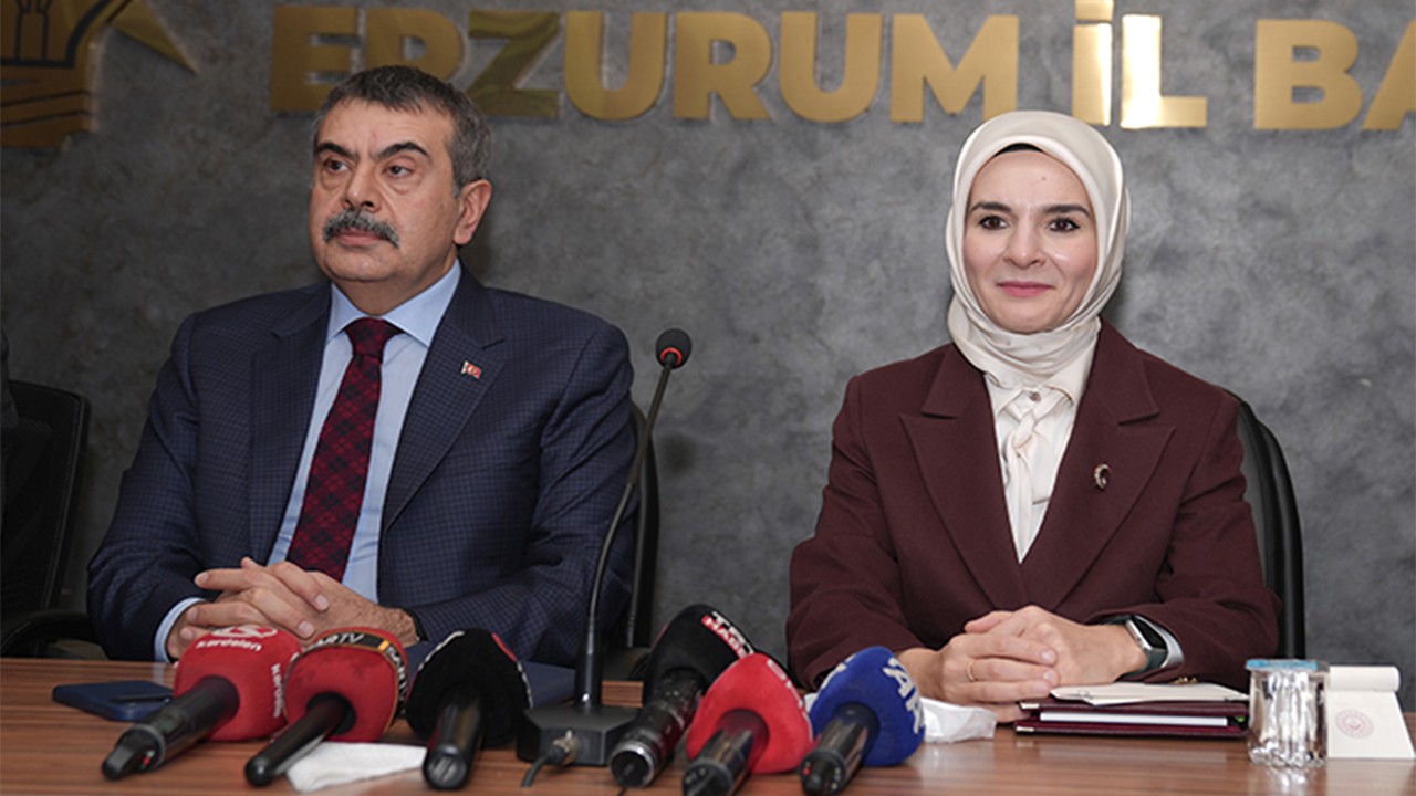 Bakan Tekin “Maalesef Türkiye'deki muhalefetin yaklaşımı bu"! Bayrak tepkisi