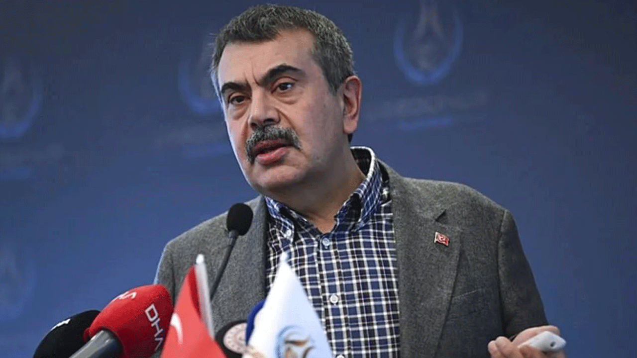 Bakan Tekin, Özgür Özel’i rezil etti: İstanbullunun çalınan parasıyla satın alınan koltukta oturuyor!