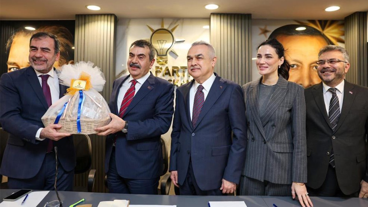 Bakan Tekin: Sizin hayal edemediklerinizi biz gerçekleştiriyoruz. Muhalefete ufuk açıyoruz