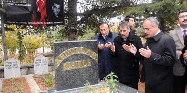 Bakan Topçu'dan o ismin mezarına sürpriz ziyaret!