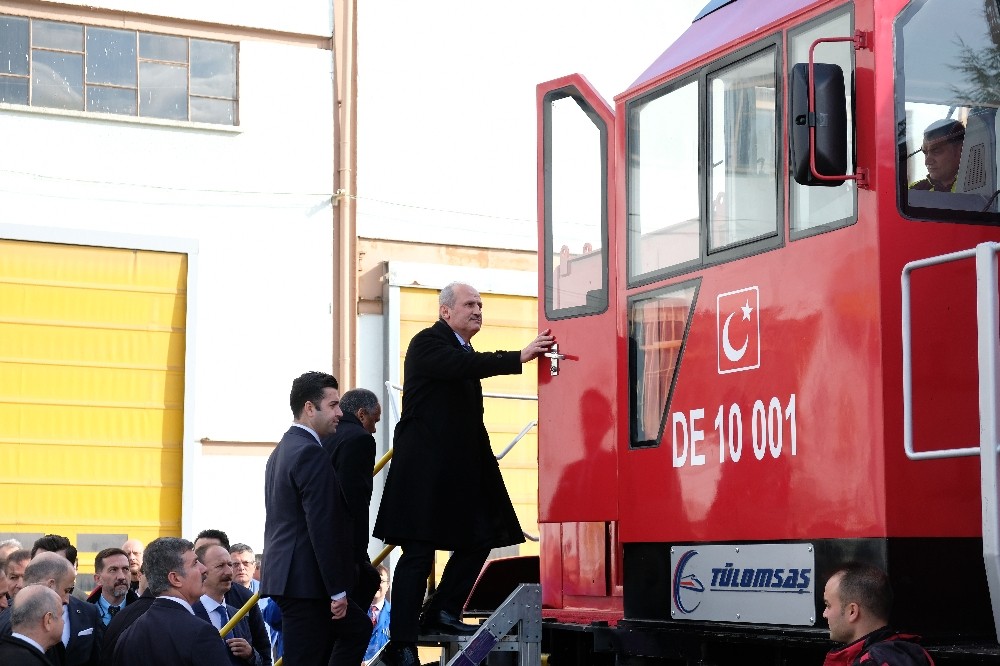 Bakan Turhan, ilk yerli ve milli dizel elektrikli lokomotifi kullandı 