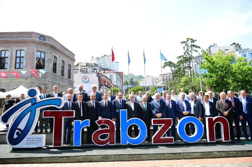 Bakan Turhan, Trabzon’da hemşehrileriyle bayramlaştı 