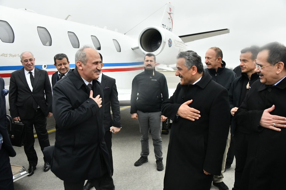 Bakan Turhan’a ‘kalp’ten karşılama 