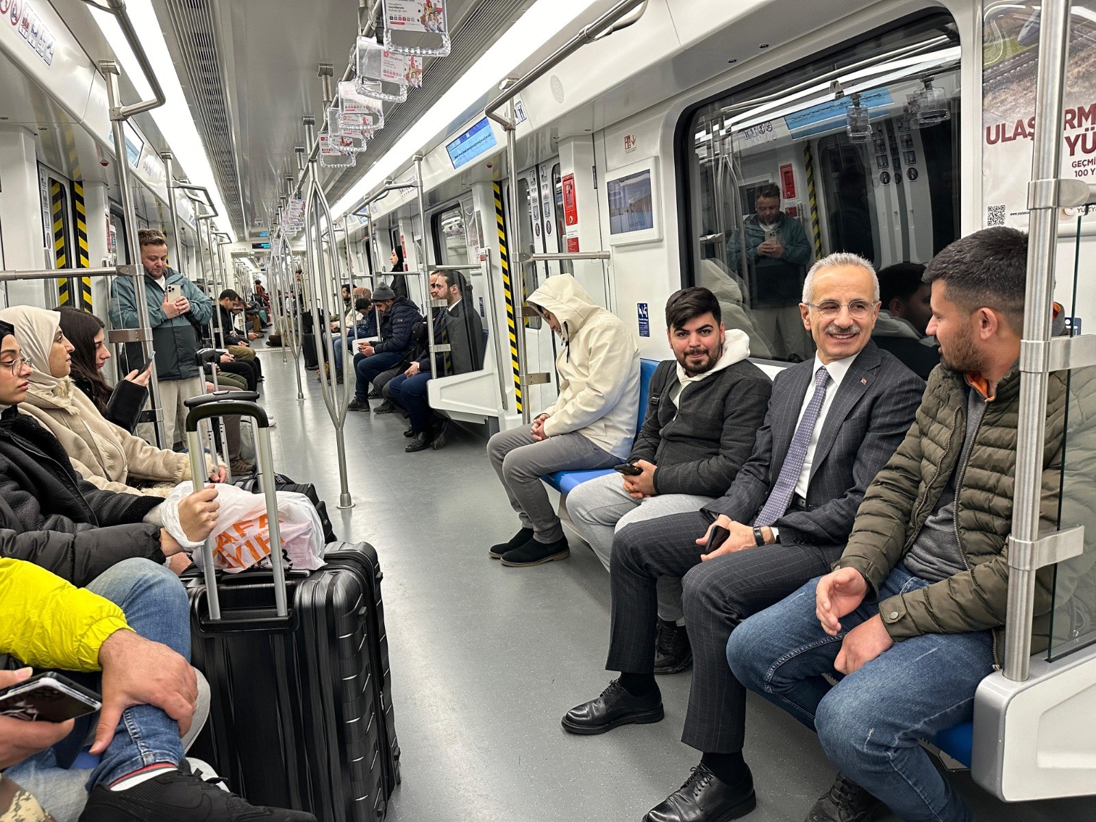 Bakan Uraloğlu, Ankara uçağına metroyla yetişti
