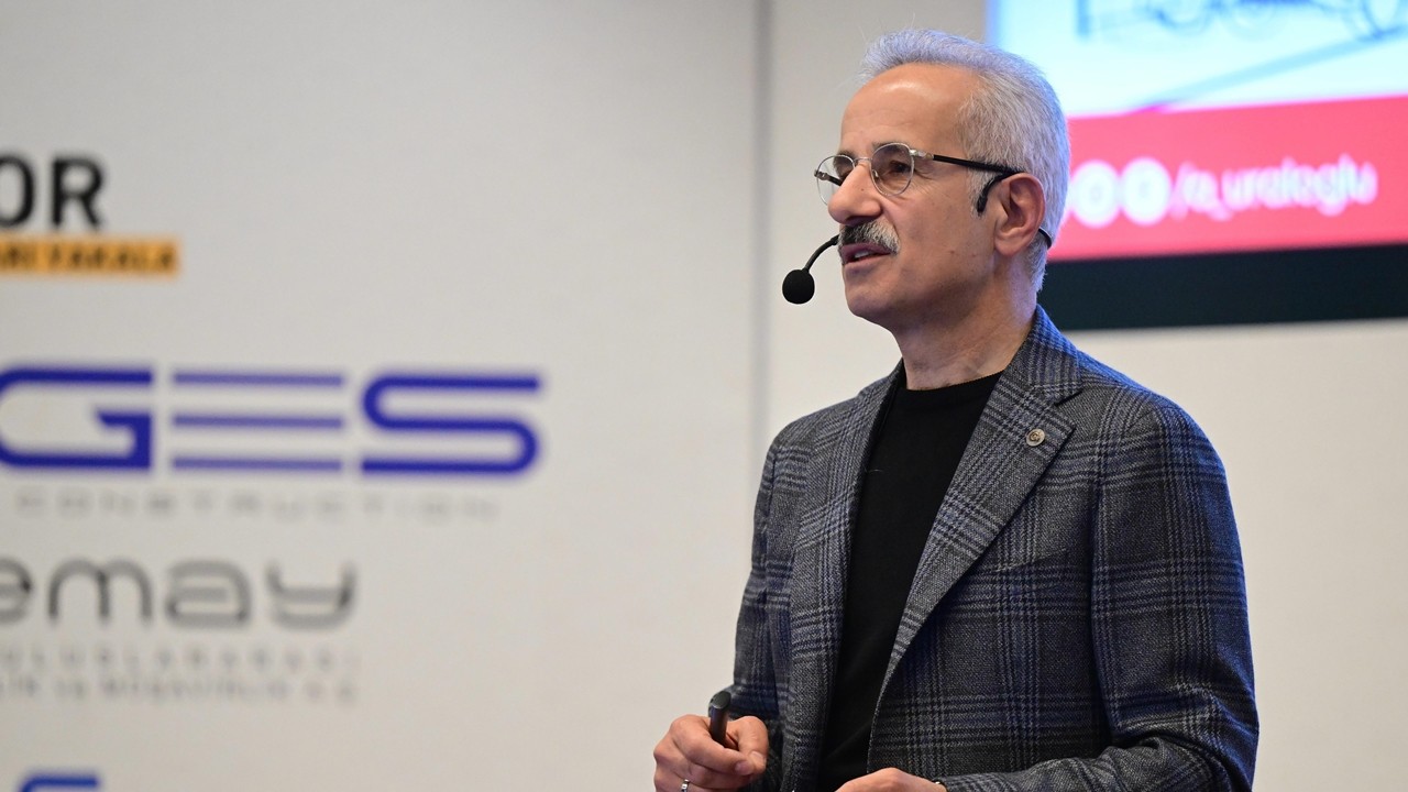 Bakan Uraloğlu mühendis adaylarıyla bir araya geldi