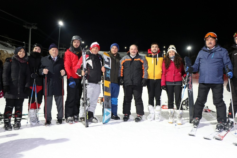 Bakan Varank Ergan Dağı’nda gece kayağı yaptı 