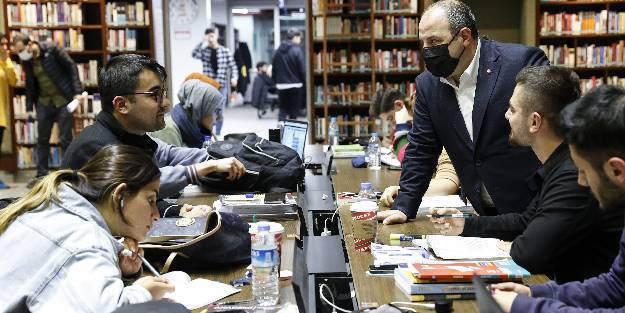 Bakan Varank, Fatih Merkez Kütüphanesi'nde gençlerle buluştu