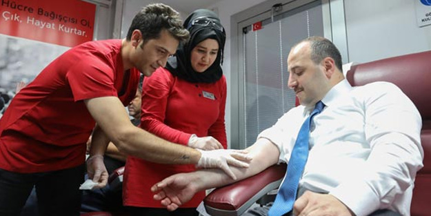 Bakan Varank kemik iliği donör oldu