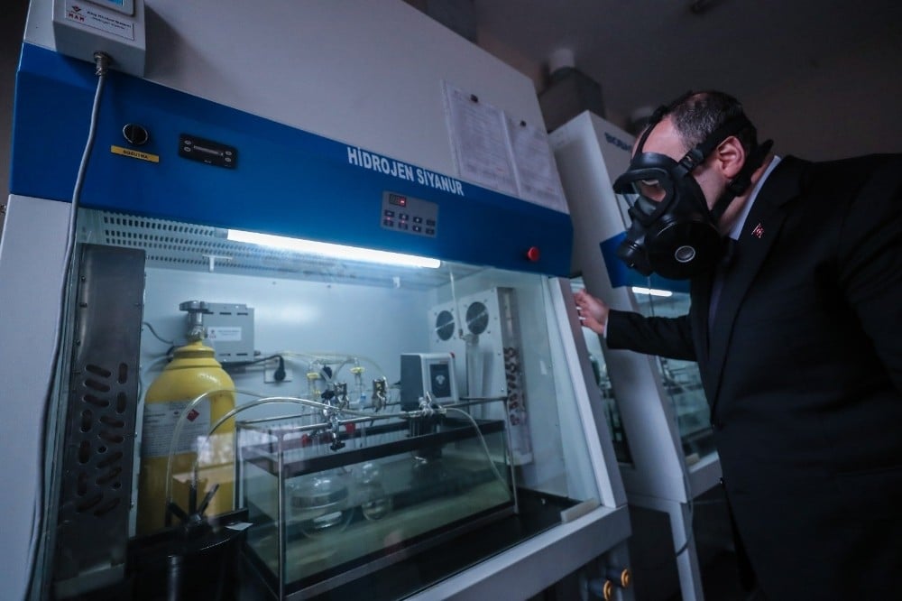 Bakan Varank maske fabrikasını ziyaret etti: 