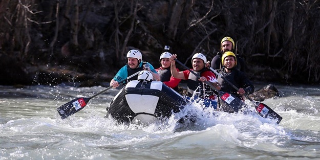 Bakan Varank Munzur nehrinde rafting yaptı