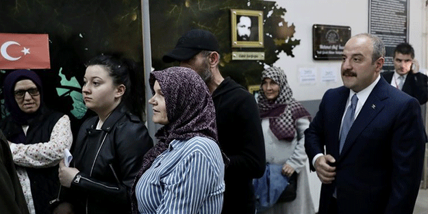 Bakan Varank oy kullanmaya TOGG ile geldi, 45 dakika sıra bekledi