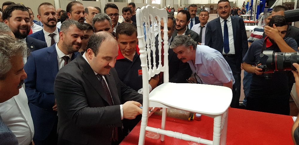Bakan Varank, Sandalye Fabrikası’nda sandalye boyadı 