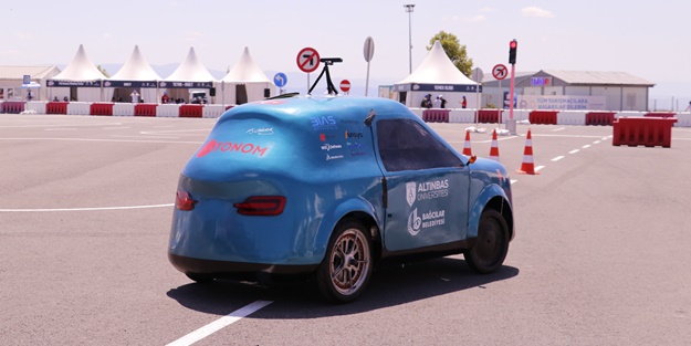 Bakan Varank, TEKNOFEST'e katılan araçları inceledi