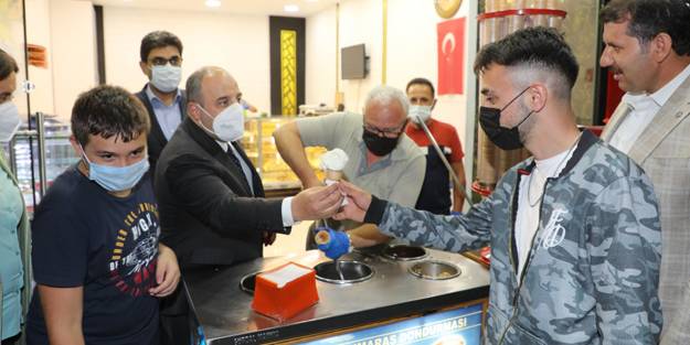 Bakan Varank, tezgaha geçerek dondurma satışı yaptı