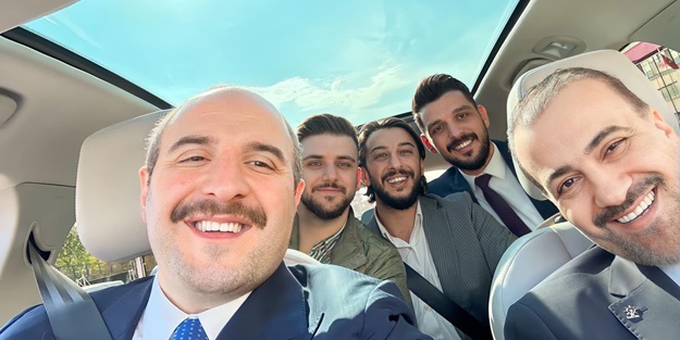 Bakan Varank, TOGG kamerasına poz verdi