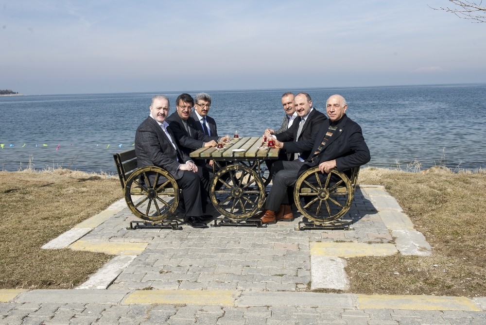 Bakan Varank, Van Gölü sahilinde çay içip protokolle sohbet etti