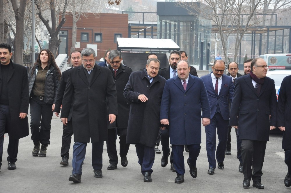 Bakan Varank: “Yerli otomobil tüm dünyada ilgi gördü” 